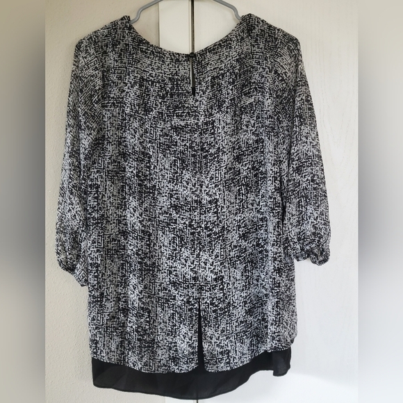 AB Studio Geometric Keyhole Split Open Back Flowy Blouse - Picture 4 of 6